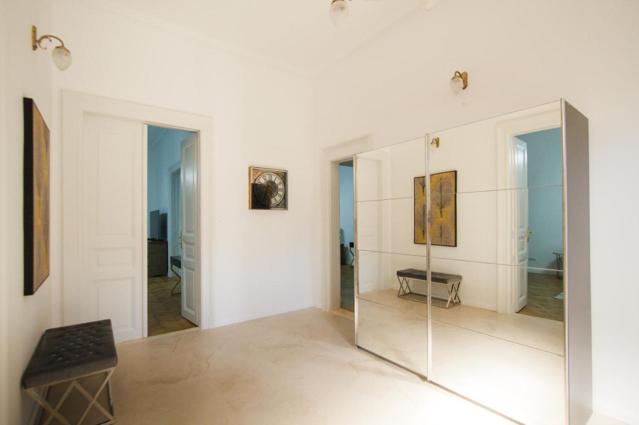 Unique Experience At Rimanoczy Palace Oradea Bagian luar foto