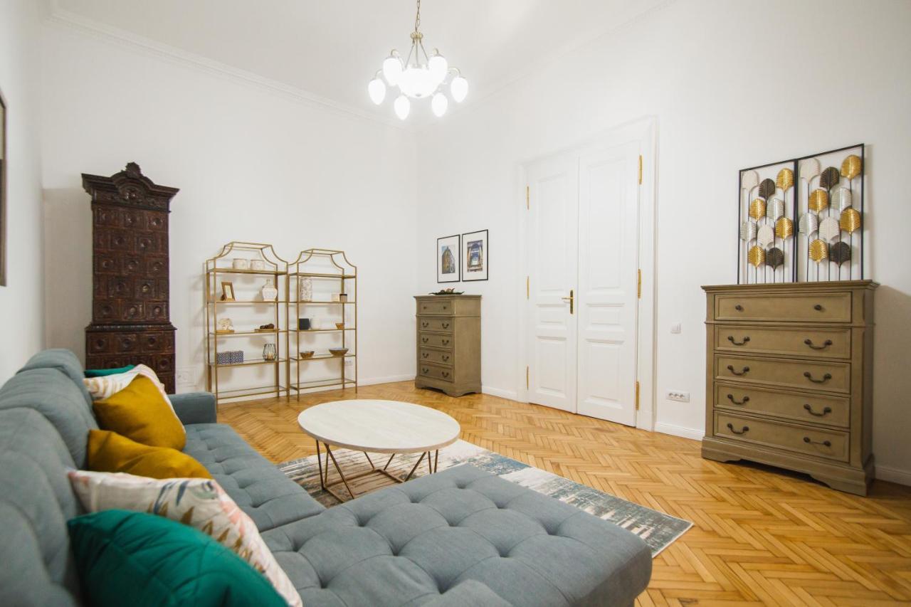 Unique Experience At Rimanoczy Palace Oradea Bagian luar foto