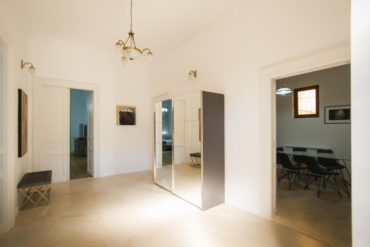Unique Experience At Rimanoczy Palace Oradea Bagian luar foto